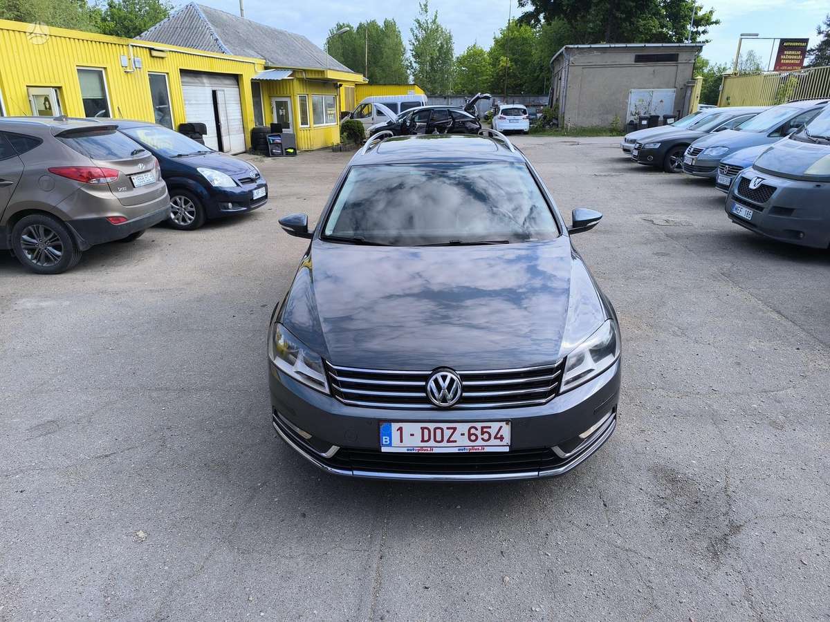 Volkswagen Passat 2012 — rear view