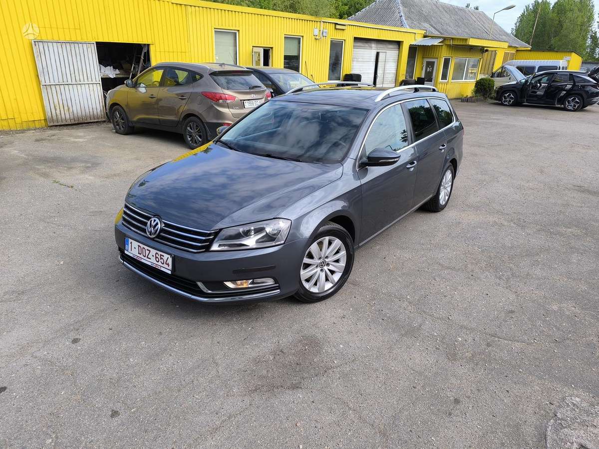 Volkswagen Passat 2012 — interior