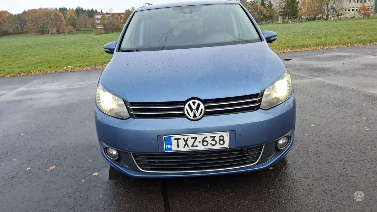 Volkswagen Touran 2012 — interior