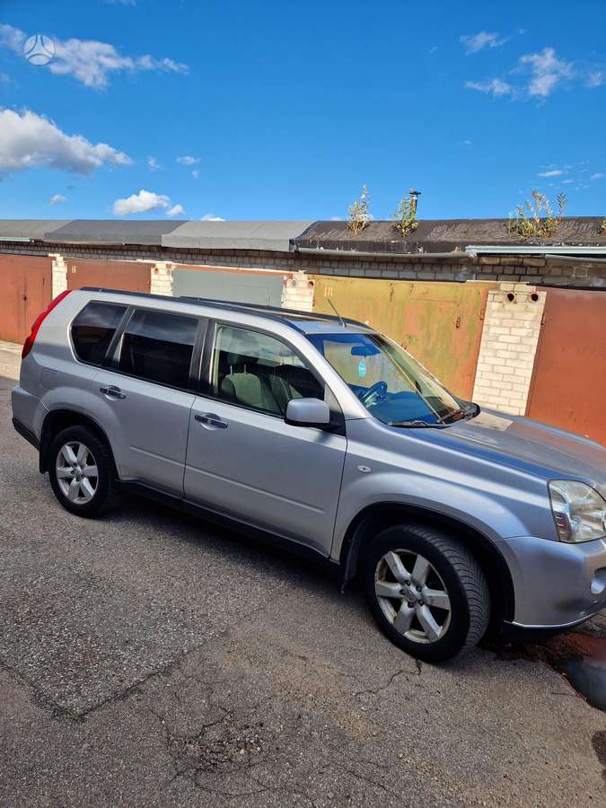 Nissan X-Trail 2010 — rear view