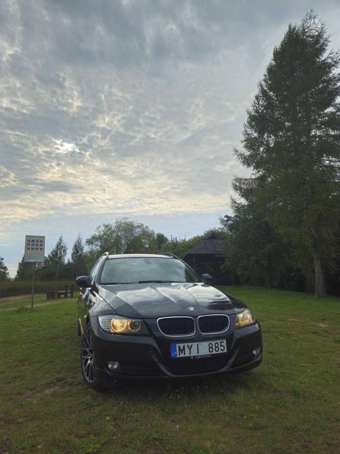 BMW 320 2008 — rear view