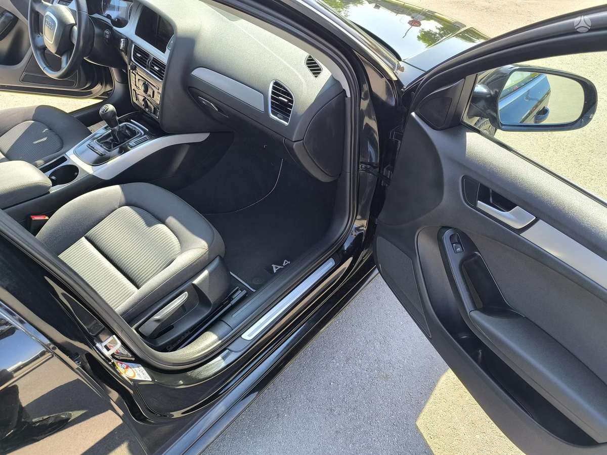 Audi A4 2011 — photo 8