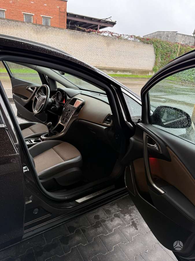 Opel Astra 2012 — photo 10