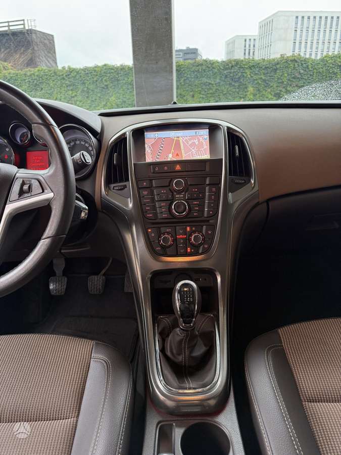 Opel Astra 2012 — photo 11