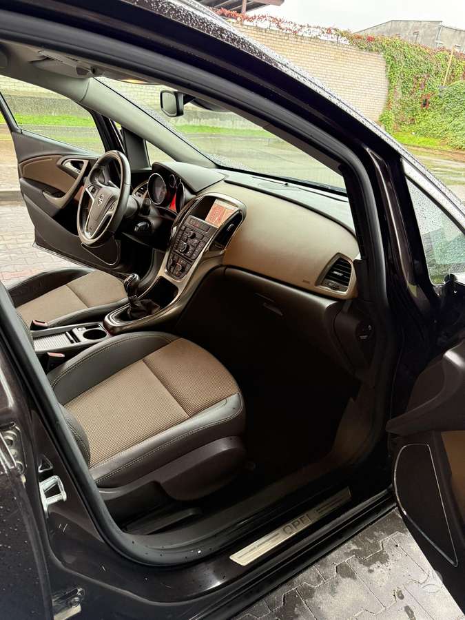 Opel Astra 2012 — photo 12