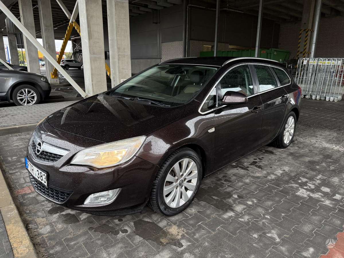 Opel Astra 2012 — rear view