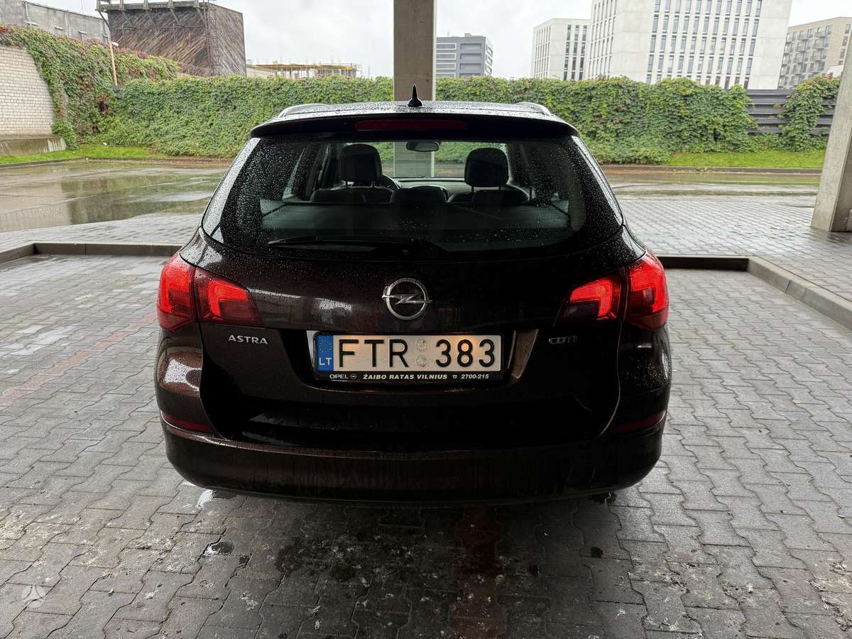 Opel Astra 2012 — interior