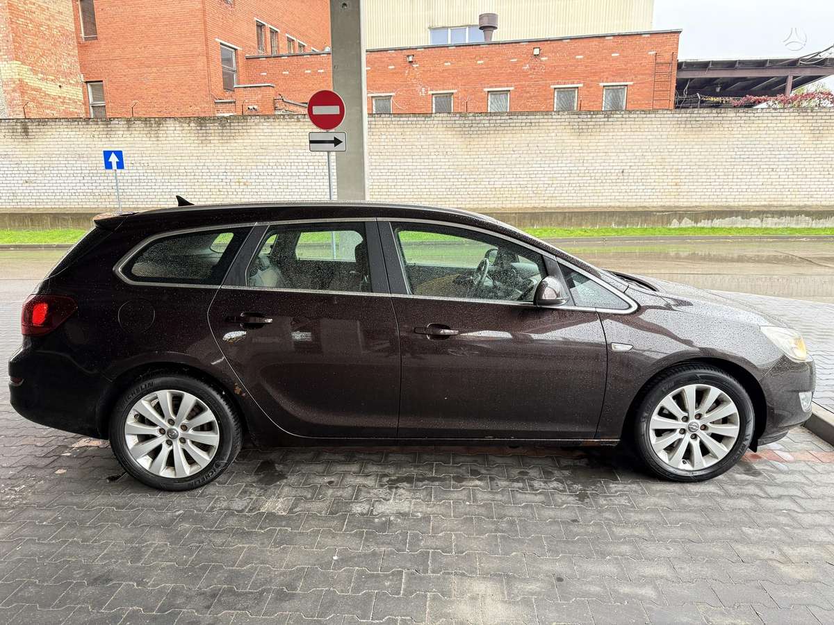 Opel Astra 2012 — engine 1686 cm³, 125 HP (92kW)