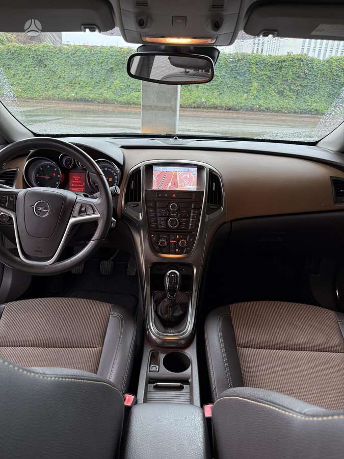 Opel Astra 2012 — photo 9