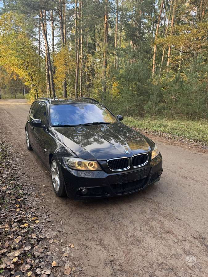 BMW 320 2011 — вигляд ззаду