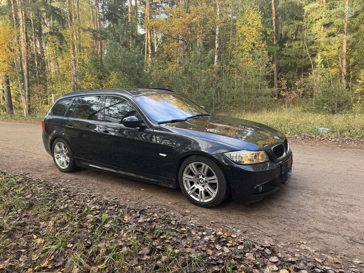 BMW 320 2011 — салон