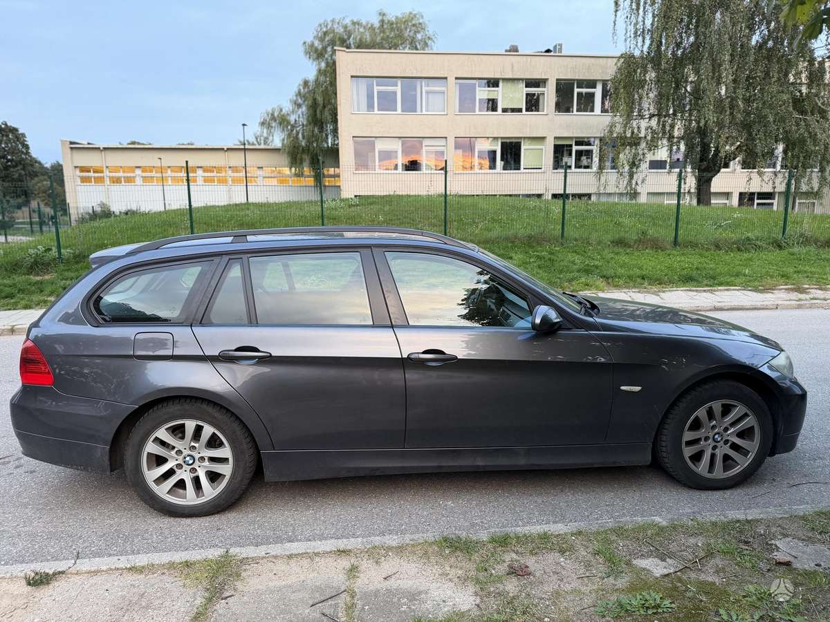 BMW 320 2008 — interior