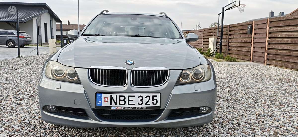 BMW 325 2006 — вигляд ззаду
