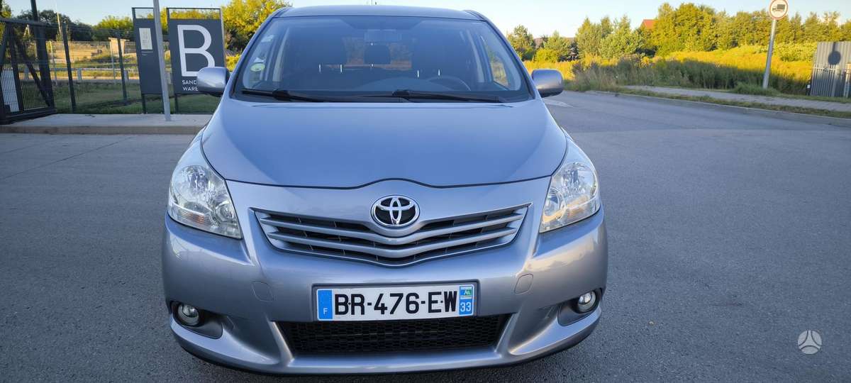 Toyota Verso 2011 — вигляд ззаду