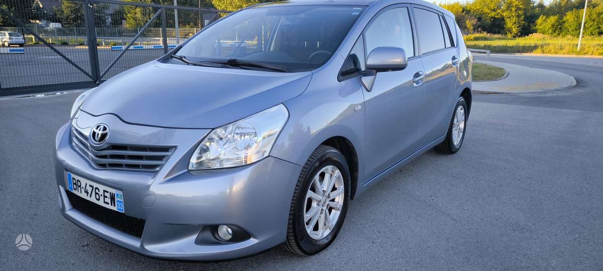 Toyota Verso 2011 — салон