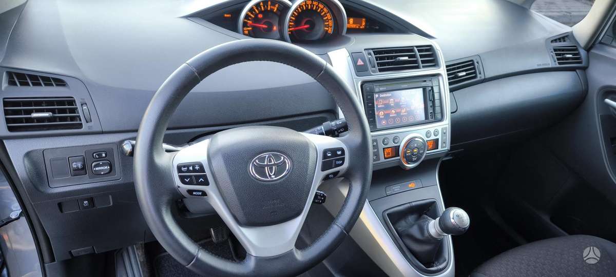 Toyota Verso 2011 — двигун 1998 cm³, 126 HP (93kW)