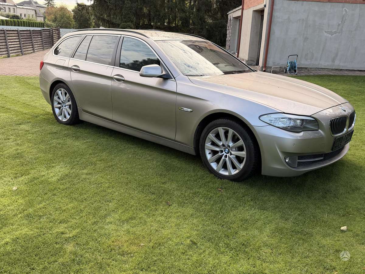 BMW 520 2011 — rear view