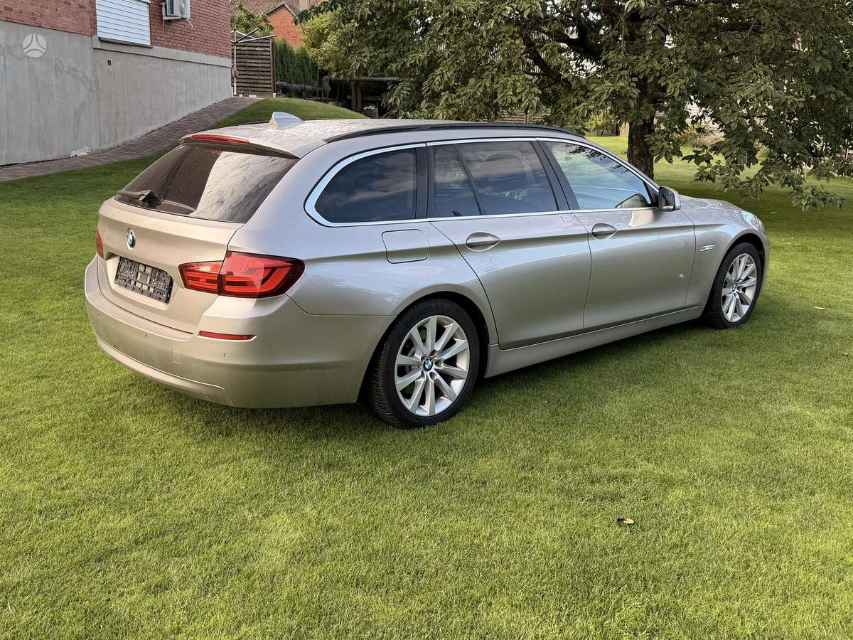 BMW 520 2011 — interior