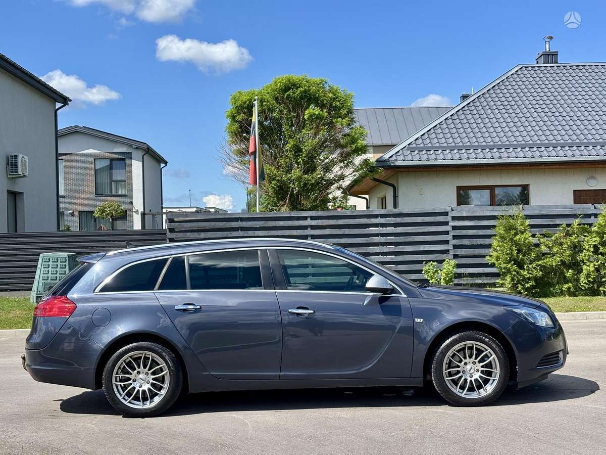 Opel Insignia 2009 — rear view