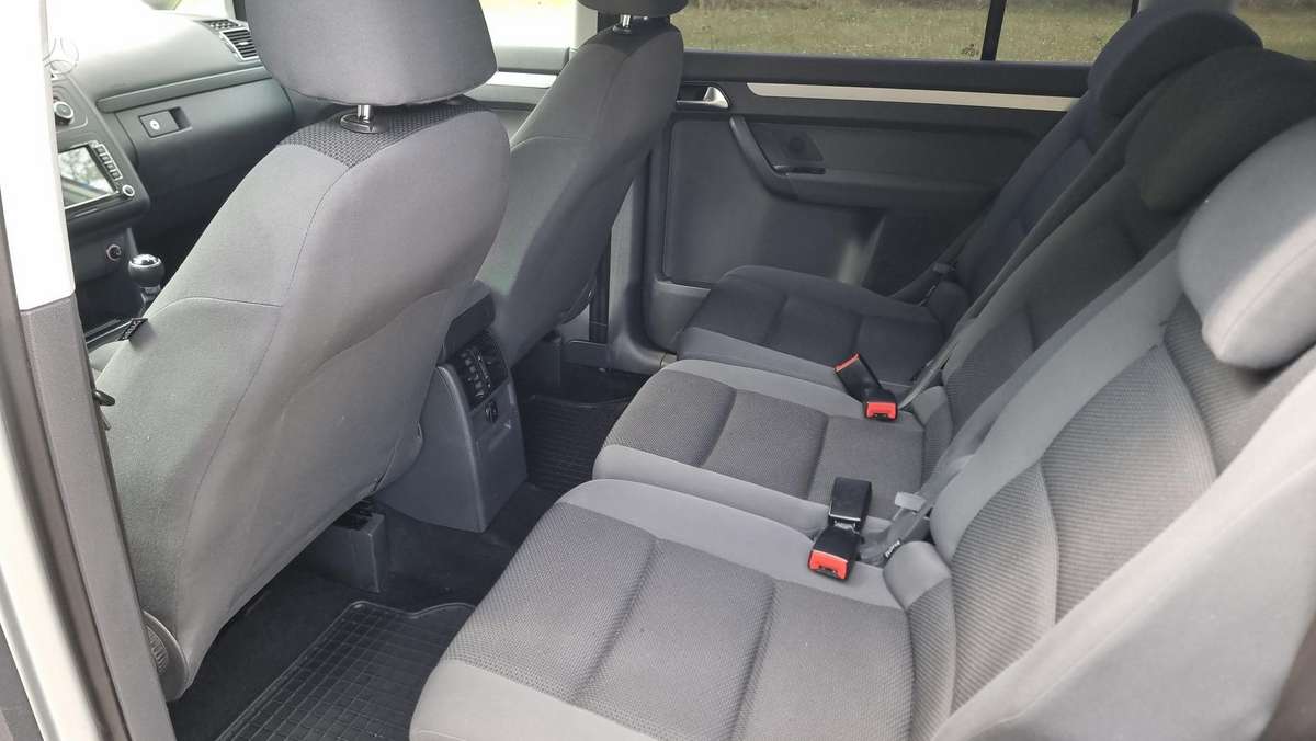Volkswagen Touran 2011 — photo 14