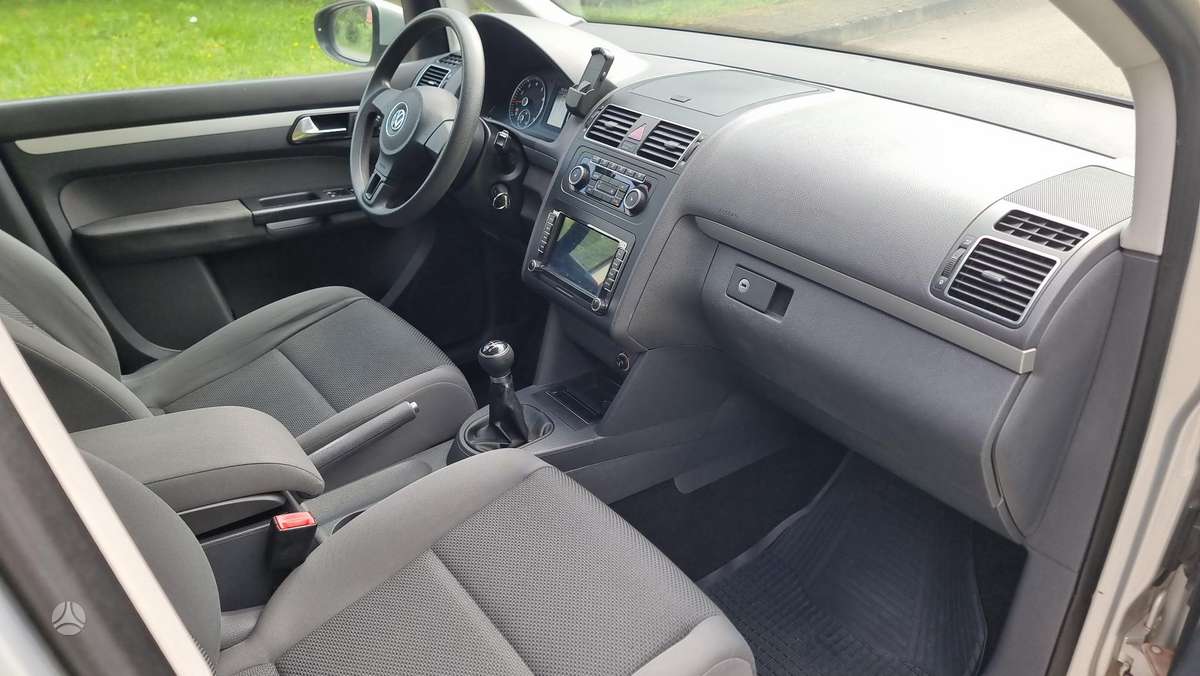 Volkswagen Touran 2011 — photo 16