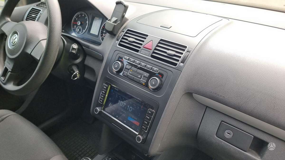 Volkswagen Touran 2011 — photo 18