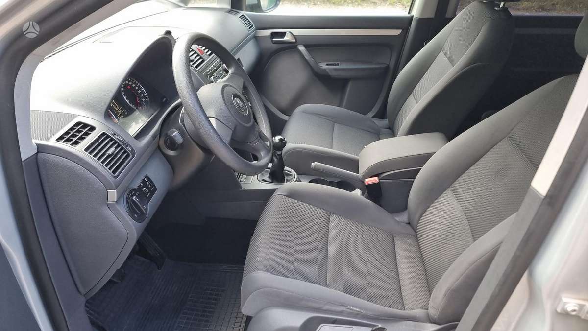 Volkswagen Touran 2011 — photo 23