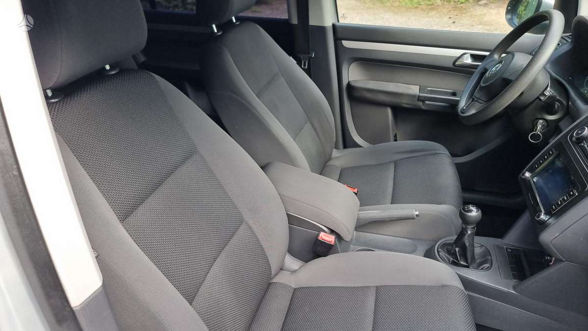 Volkswagen Touran 2011 — photo 27
