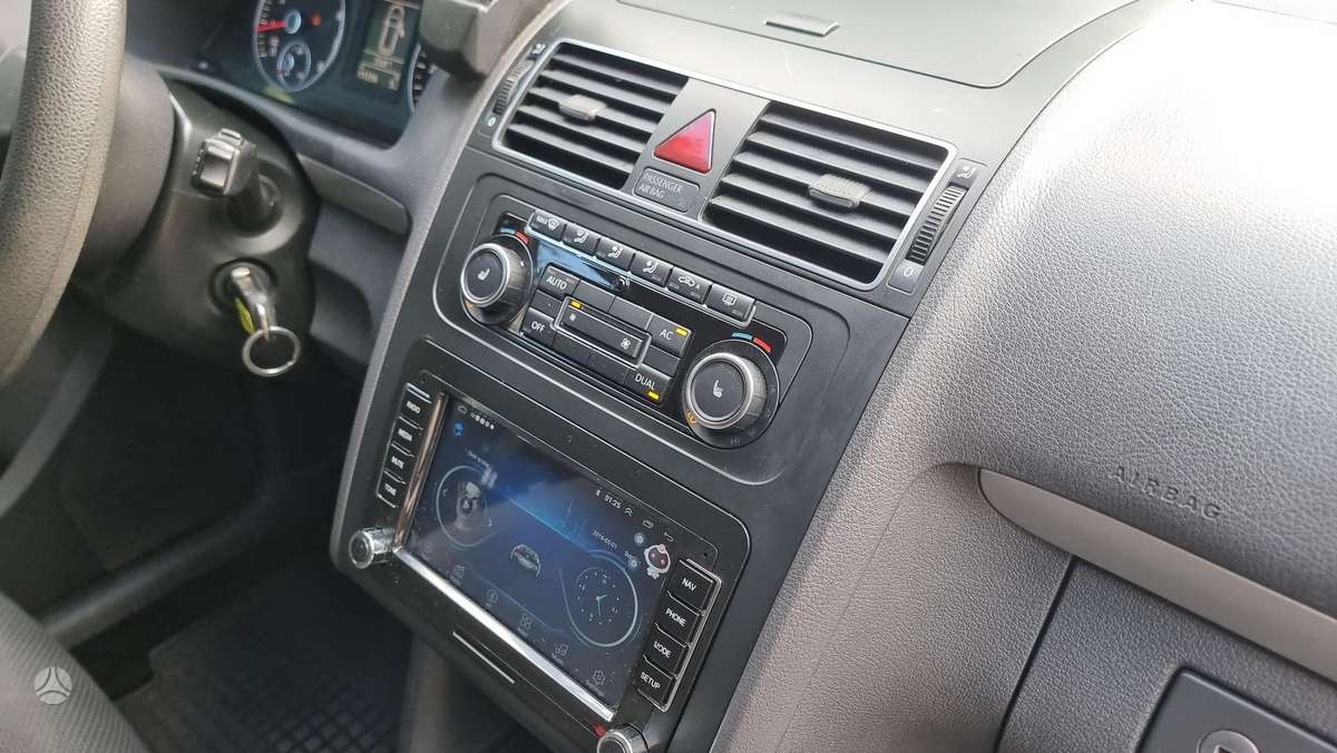 Volkswagen Touran 2011 — photo 28