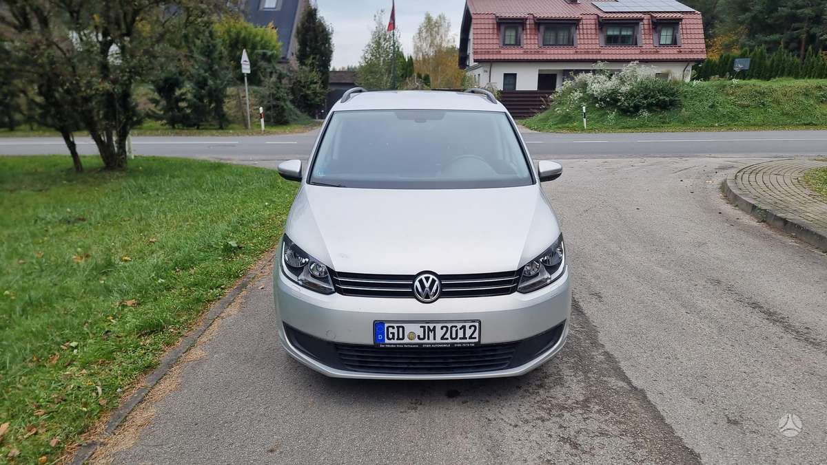 Volkswagen Touran 2011 — interior