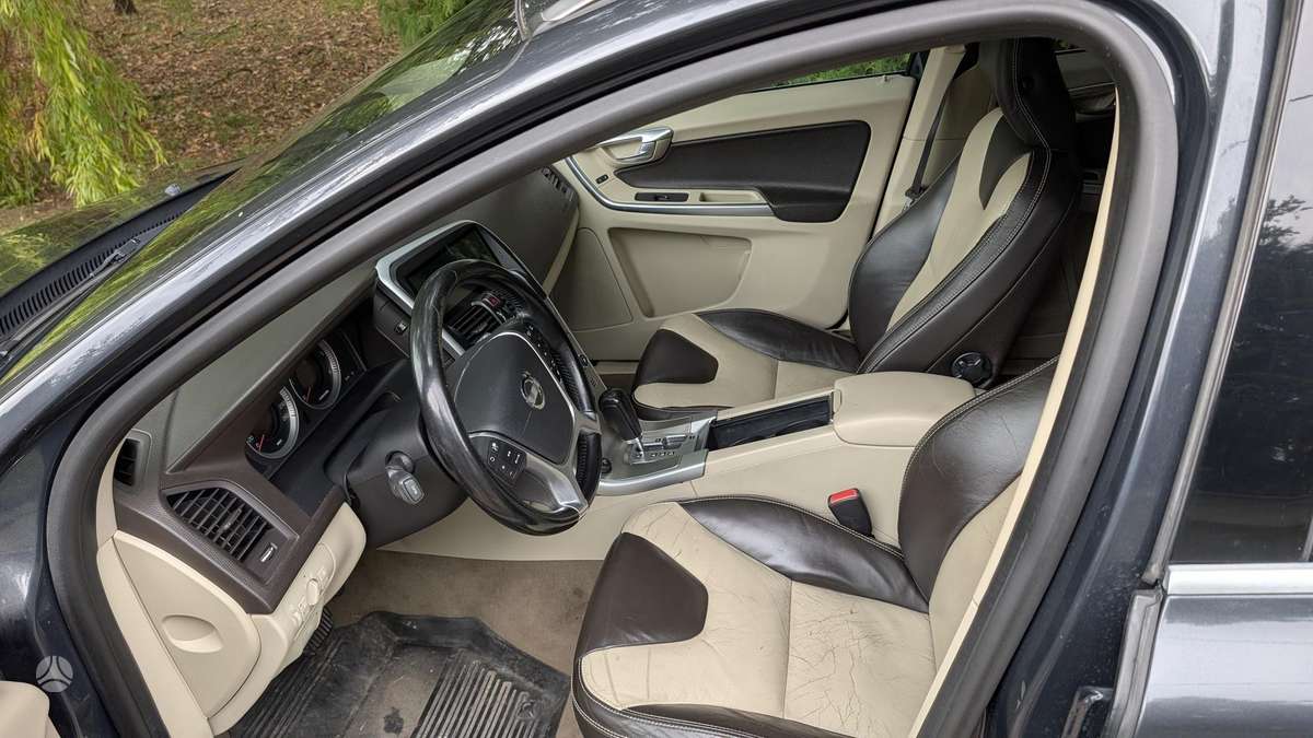 Volvo XC60 2010 — photo 11