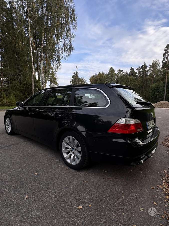 BMW 530 2004 — rear view