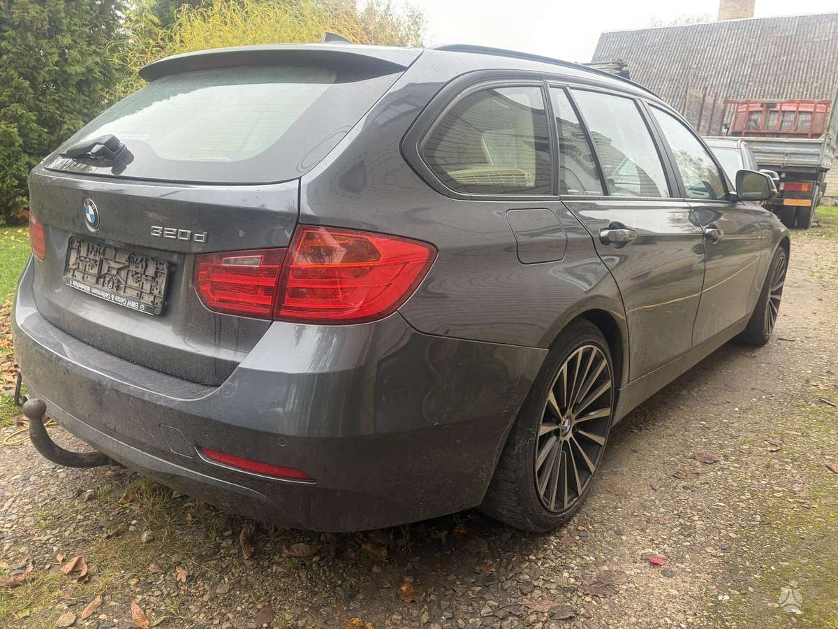 BMW 320 2014 — вигляд ззаду