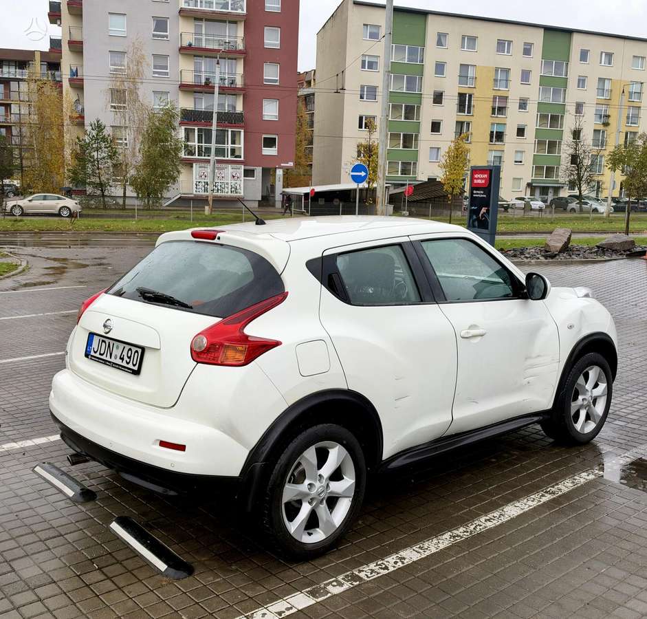 Nissan Juke 2013 — engine 1600 cm³