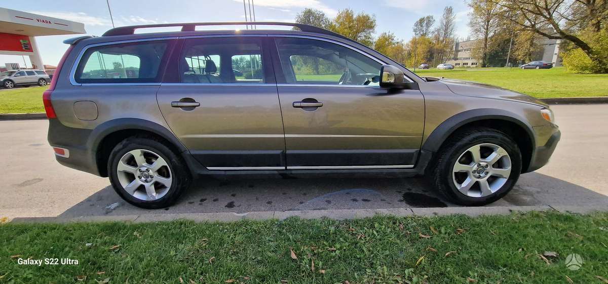 Volvo XC70 2011 — rear view