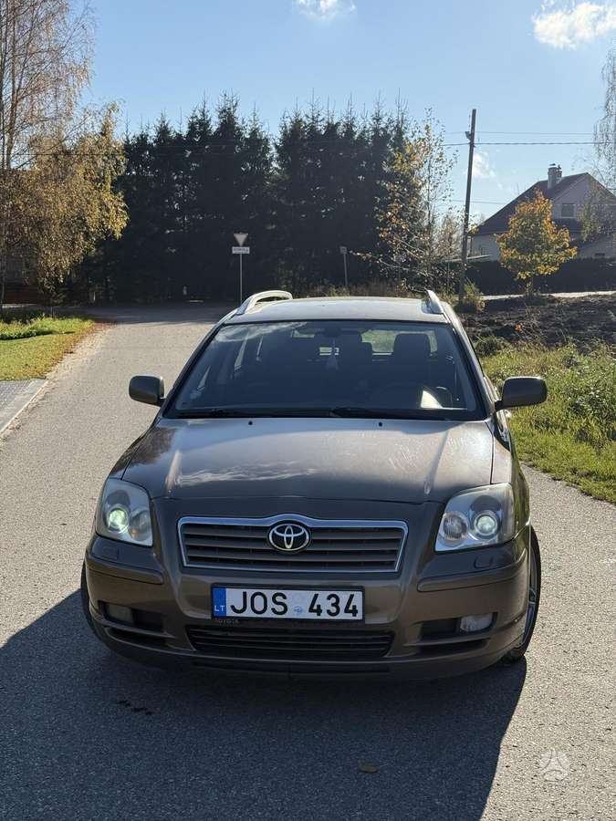 Toyota Avensis 2005 — rear view