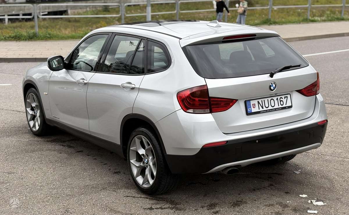 BMW X1 2010 — interior