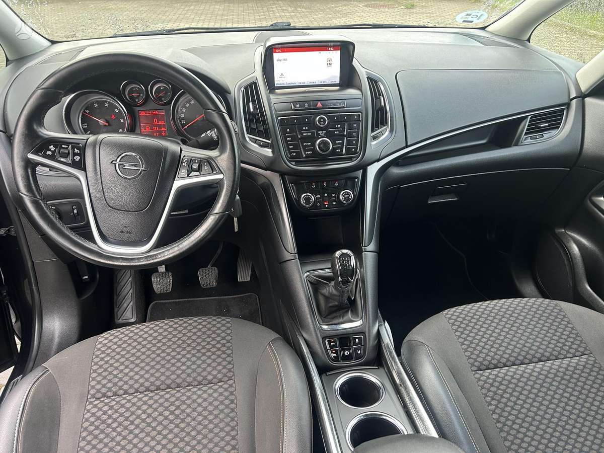 Opel Zafira 2015 — photo 12
