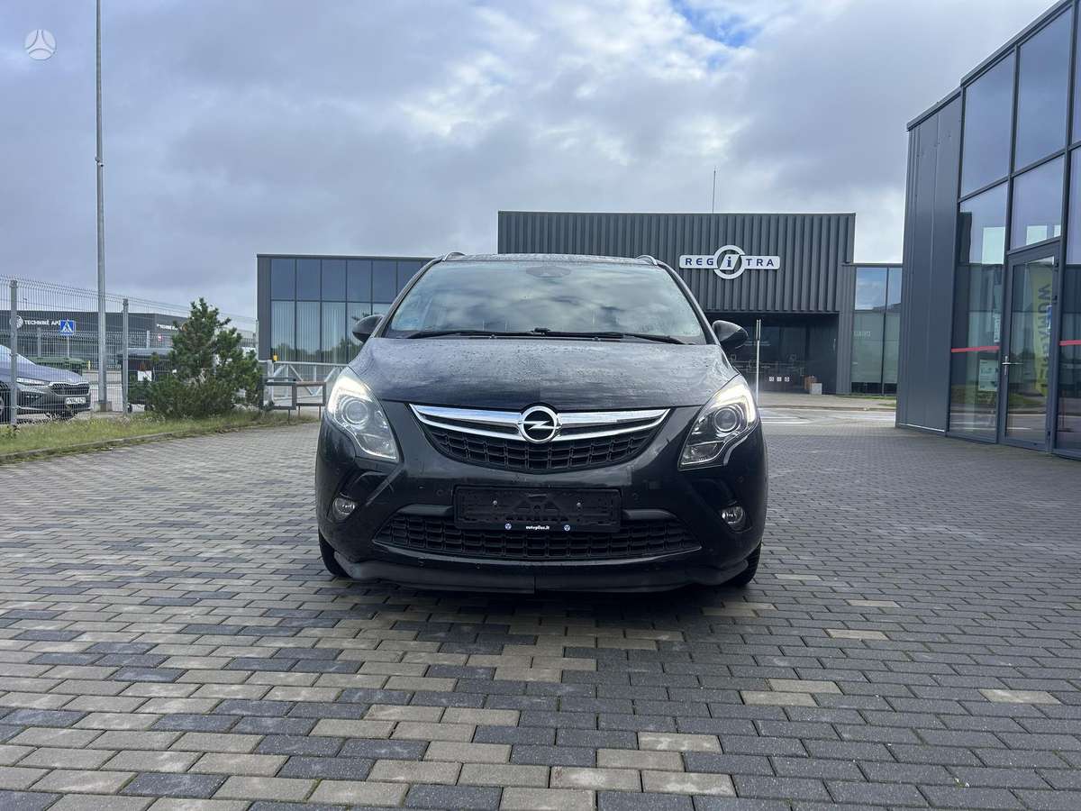 Opel Zafira 2015 — rear view