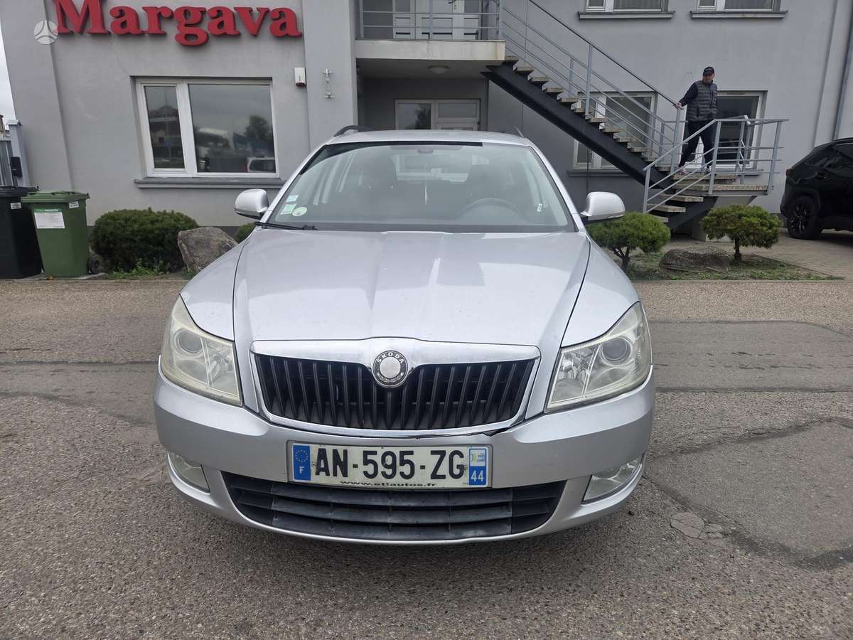 Skoda Octavia 2010 — rear view