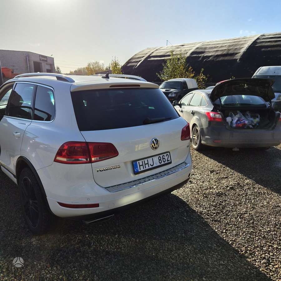 Volkswagen Touareg 2011 — rear view
