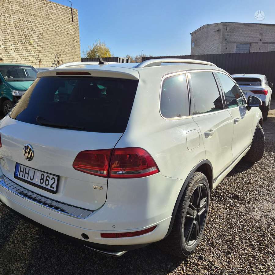 Volkswagen Touareg 2011 — interior
