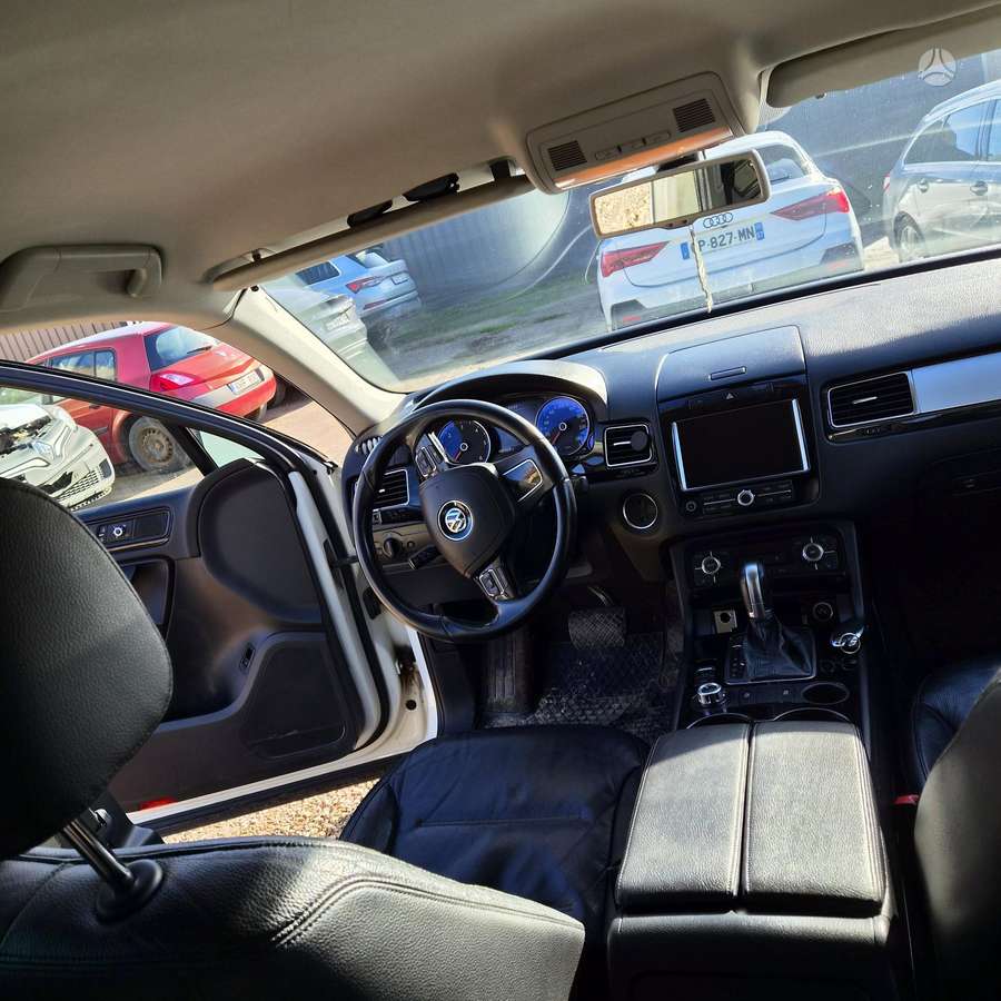 Volkswagen Touareg 2011 — photo 8
