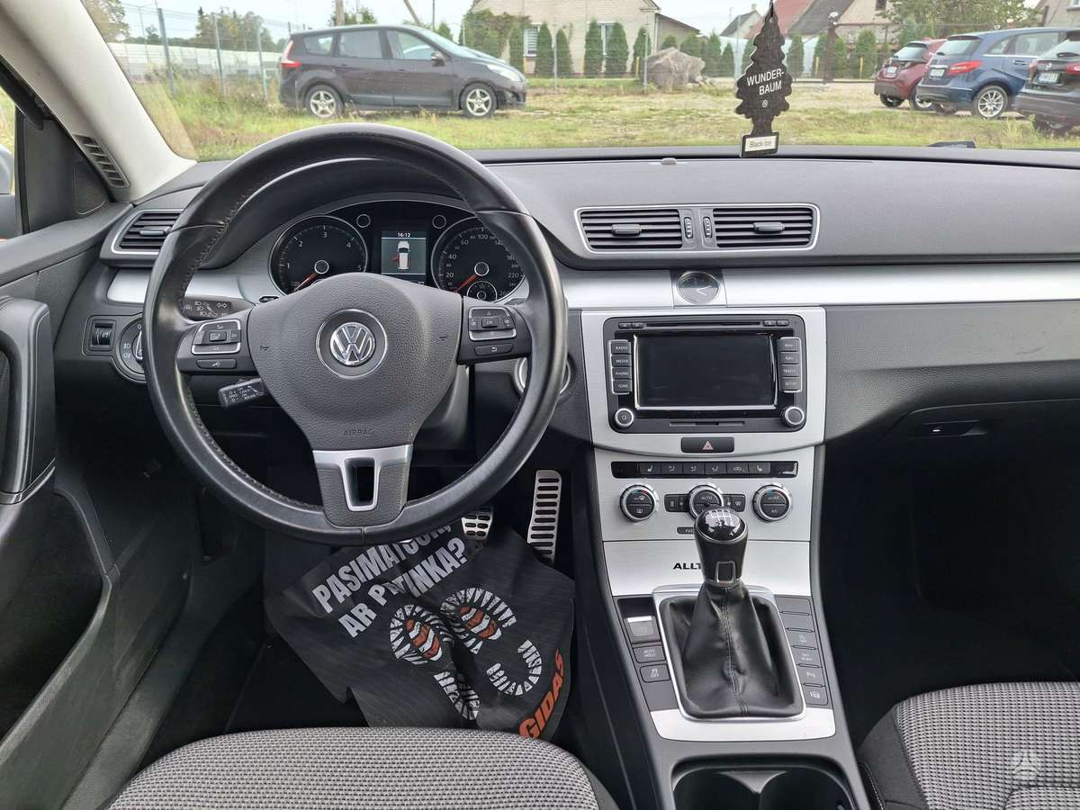 Volkswagen Passat 2012 — photo 16