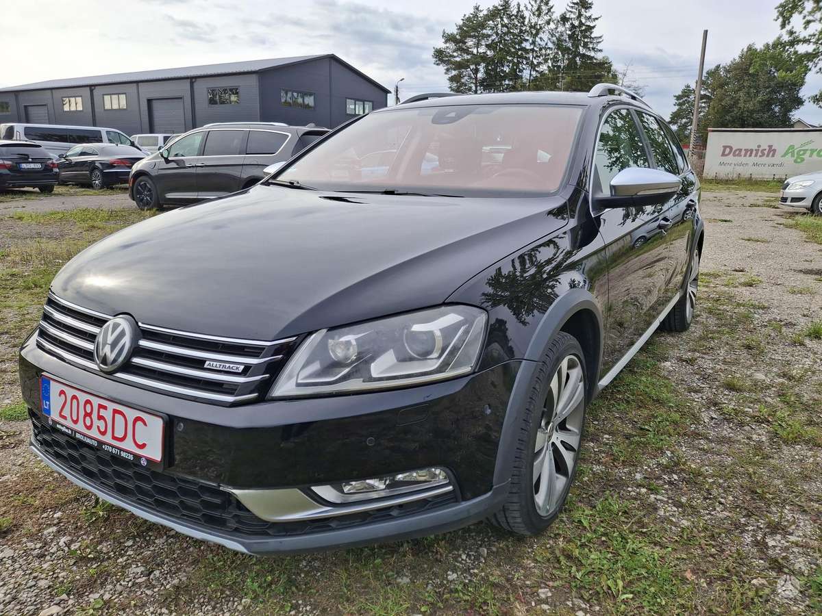 Volkswagen Passat 2012 — rear view