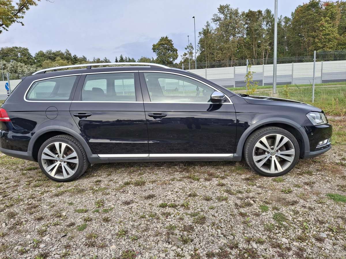 Volkswagen Passat 2012 — interior