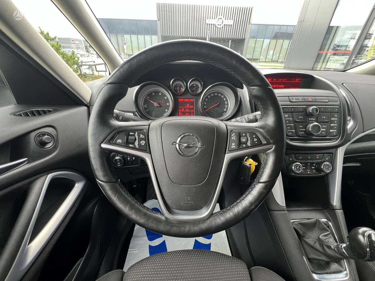 Opel Zafira 2015 — фото 13