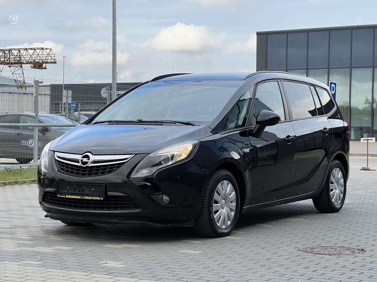 Opel Zafira 2015 — вигляд ззаду