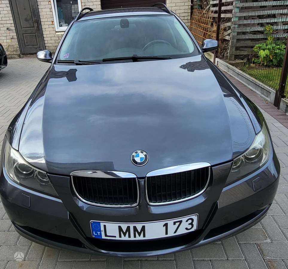 BMW 320 2008 — rear view