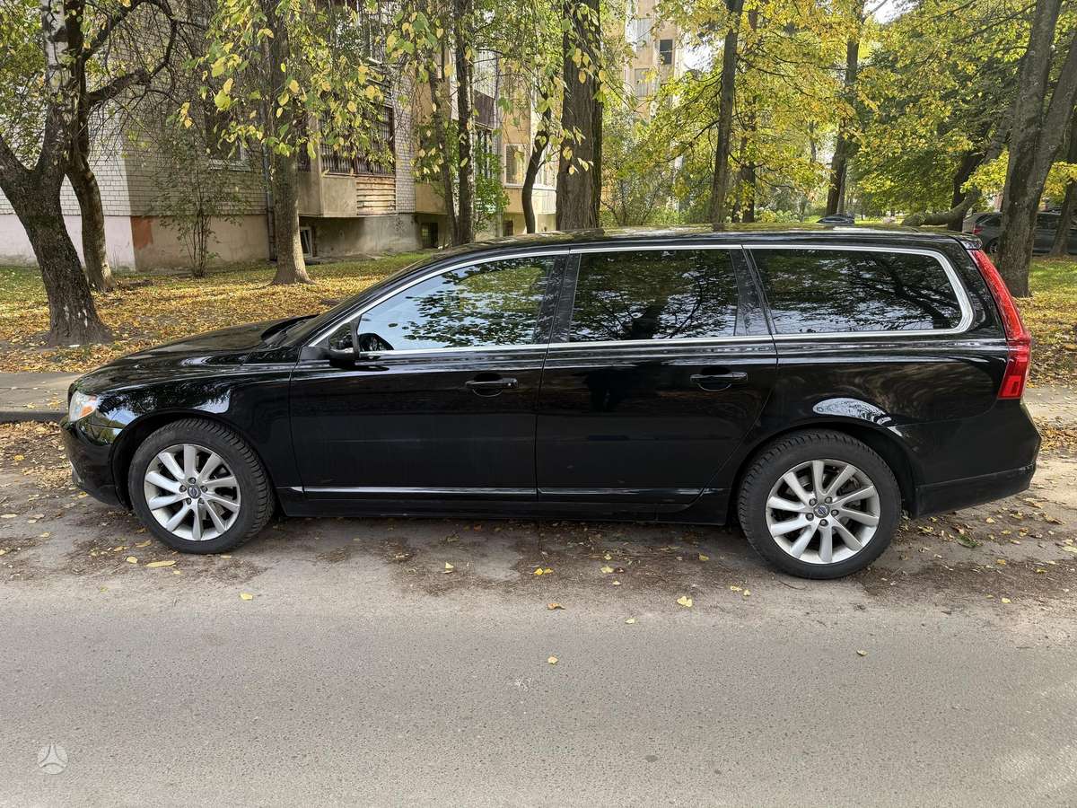 Volvo V70 2012 — вигляд ззаду